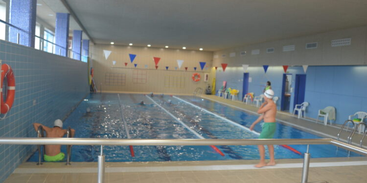 El colegio de élite de Vigo abre al público una escuela de natación