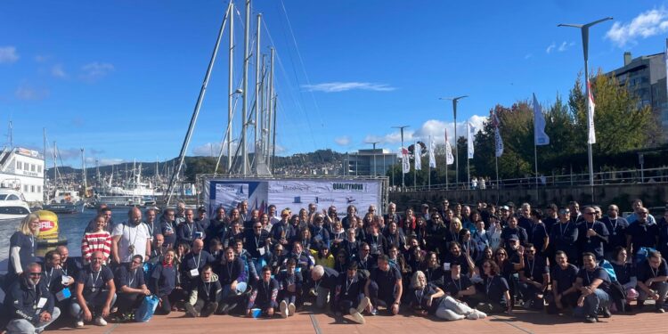 La regata «Vigo a vela» acerca el mar a 60 personas con discapacidad