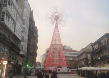 Así luce encendido el árbol gigante de la Porta do Sol