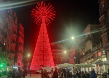 Así luce encendido el árbol gigante de la Porta do Sol