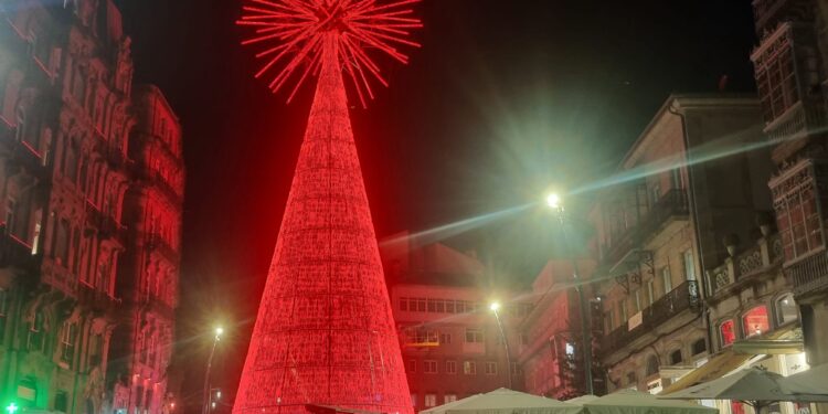 Así luce encendido el árbol gigante de la Porta do Sol