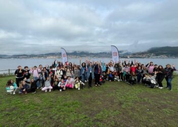 Más de 100 chavales de Teis limpian la senda litoral de A Guía