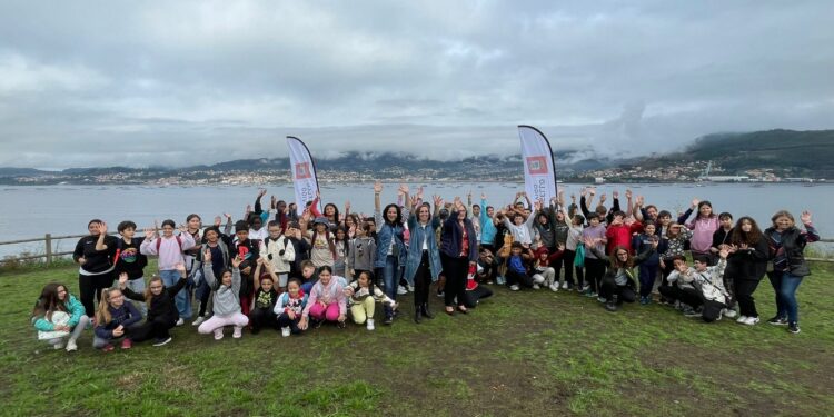 Más de 100 chavales de Teis limpian la senda litoral de A Guía