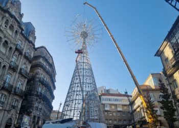 El icónico árbol de la Navidad de Vigo «ya está rayando Marte»
