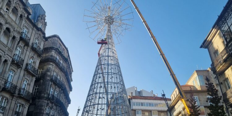 El icónico árbol de la Navidad de Vigo «ya está rayando Marte»