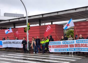 01/10/2024 Concentración convocada por la CIG en defensa del sector de la automoción, a las puertas de Stellantis en Vigo, a 1 de octubre de 2024.. Trabajadores del sector de la automoción se han concentrado este martes de forma simultánea ante empresas de esta industria en Vigo, Pontevedra y Ourense, para defender esta actividad y alertar contra las "graves amenazas" que se ciernen sobre el sector debido a la "parálisis en la industria del coche eléctrico, el oscurantismo de Stellantis y la falta de política industrial de la Xunta". ESPAÑA EUROPA GALICIA AUTONOMÍAS ECONOMIA CIG