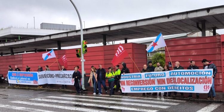 01/10/2024 Concentración convocada por la CIG en defensa del sector de la automoción, a las puertas de Stellantis en Vigo, a 1 de octubre de 2024.. Trabajadores del sector de la automoción se han concentrado este martes de forma simultánea ante empresas de esta industria en Vigo, Pontevedra y Ourense, para defender esta actividad y alertar contra las "graves amenazas" que se ciernen sobre el sector debido a la "parálisis en la industria del coche eléctrico, el oscurantismo de Stellantis y la falta de política industrial de la Xunta". ESPAÑA EUROPA GALICIA AUTONOMÍAS ECONOMIA CIG
