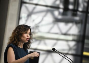 Ayuso ‘pasa’ de Sánchez y prefiere visitar O Porriño