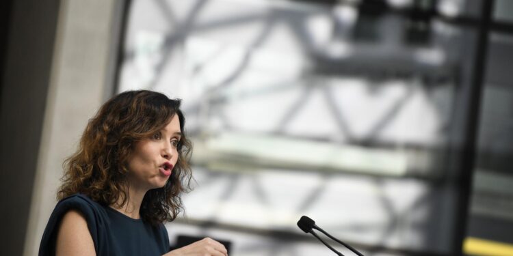 Ayuso ‘pasa’ de Sánchez y prefiere visitar O Porriño