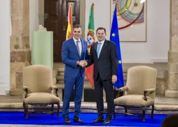 El presidente del Gobierno, Pedro Sánchez (i), y el primer ministro de la República Portuguesa, Luís Montenegro (d), mantienen un encuentro durante la XXXV Cumbre Hispano-Lusa, en el Museo Municipal de Faro, a 23 de octubre de 2024, en Faro (Portugal). Es - Alberto Díaz - Europa Press