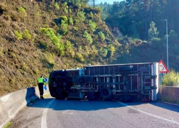 Un camionero da positivo en drogas y alcohol tras volcar en un acceso a la A-52