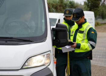 La Guardia Civil activa un plan de vigilancia de neumáticos y luces