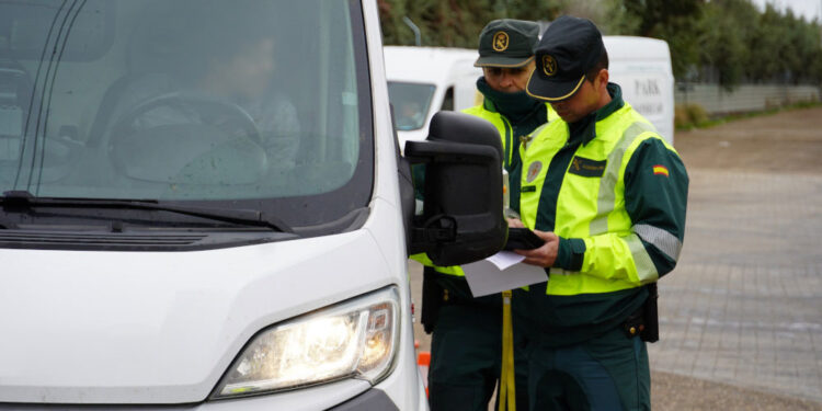 La Guardia Civil activa un plan de vigilancia de neumáticos y luces