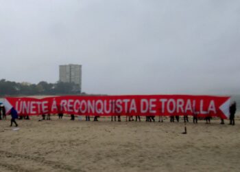 El mal tiempo no frena las protestas para la «reconquista» de Toralla