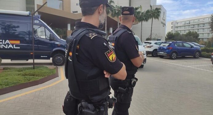 Cuatro policías evitan que un joven se desangre en pleno centro de Vigo