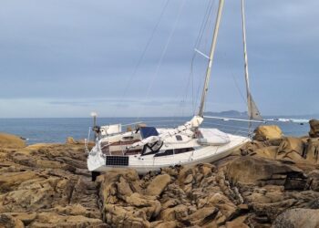 Un velero encalla de madrugada en las rocas en Baiona