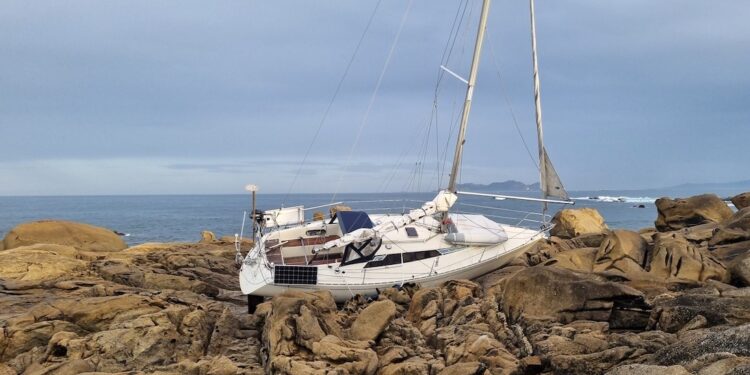 Un velero encalla de madrugada en las rocas en Baiona