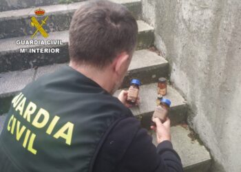 Retiran un potente tóxico para fabricar explosivos en varios institutos