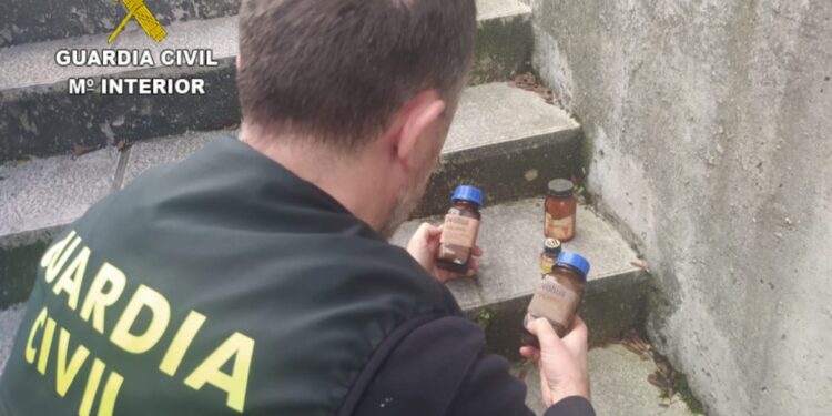 Retiran un potente tóxico para fabricar explosivos en varios institutos