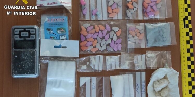 Detenidos dos veinteañeros en un control en la AP-9 por tráfico de drogas