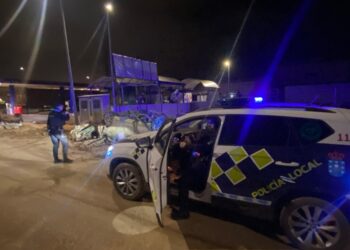 Un conductor queda atrapado por el brazo tras salirse de la vía