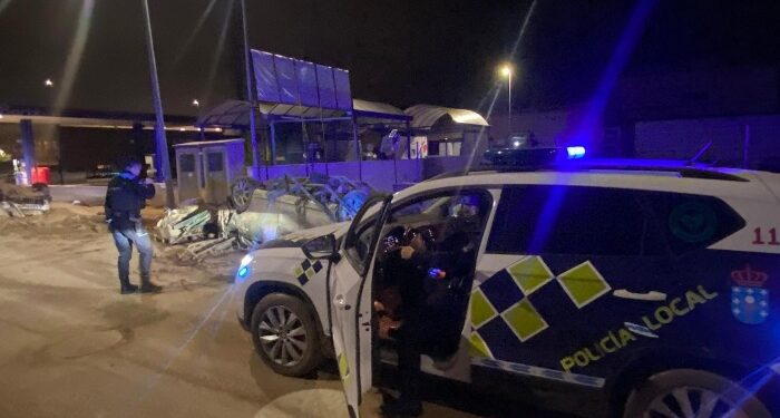 Un conductor queda atrapado por el brazo tras salirse de la vía