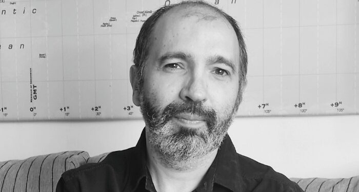 Desde Vigo al corazón de Granada, Óscar Montoya nos sumerge en «Murciélagos Blancos»