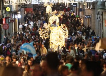 Una multitud abarrota Vigo en su primer domingo de Navidad