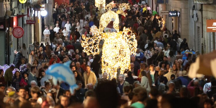 Una multitud abarrota Vigo en su primer domingo de Navidad