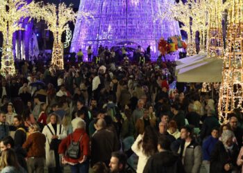 Una multitud abarrota Vigo en su primer domingo de Navidad