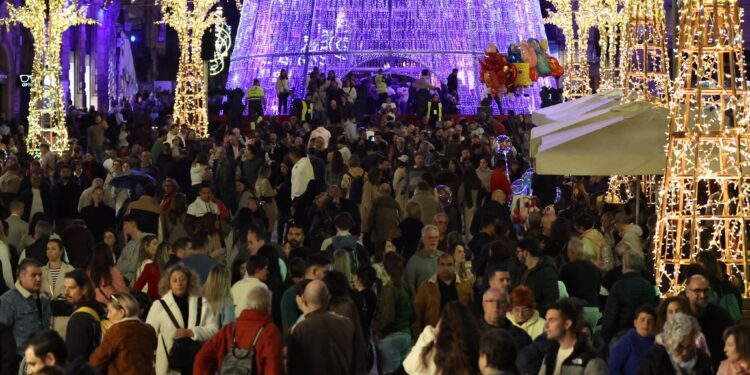 Una multitud abarrota Vigo en su primer domingo de Navidad