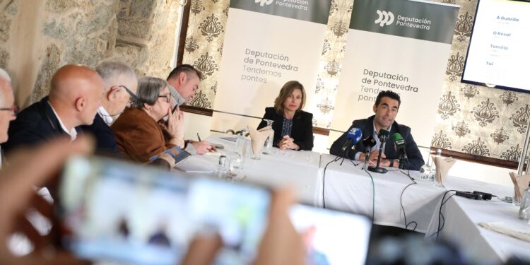 Obras en 15 concellos por 23 millones de euros e impulso «inédito» al deporte y a la cultura