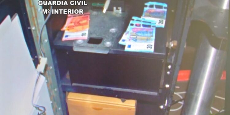 Detenidos dos jóvenes por robar en un local y estafar a una casa de apuestas