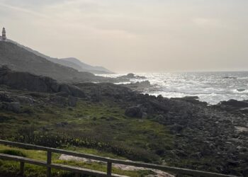 Así suena la alerta naranja en las Rías Baixas: vendaval antes de la llegada de la borrasca Bert