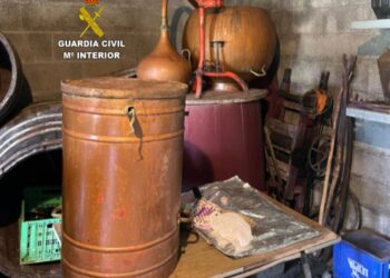 Interceptados en un galpón clandestino casi 500 litros de orujo y un alambique ilegal