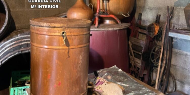 Interceptados en un galpón clandestino casi 500 litros de orujo y un alambique ilegal