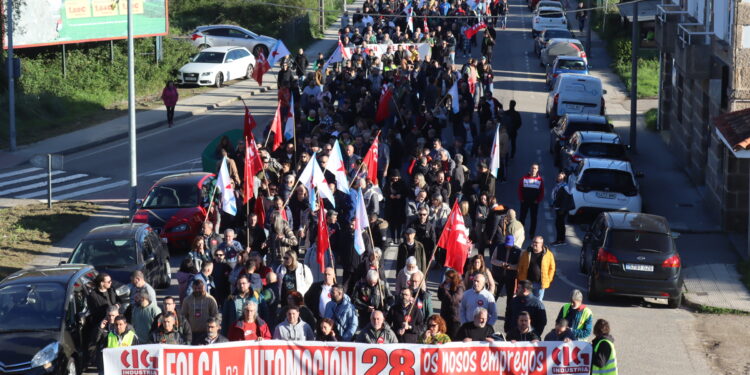 Alerta sobre la «crisis profunda» en la automoción en una jornada de huelga con cientos de manifestantes en Vigo