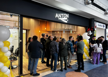 Barbería Antón ya peina en el Centro Comercial Travesía