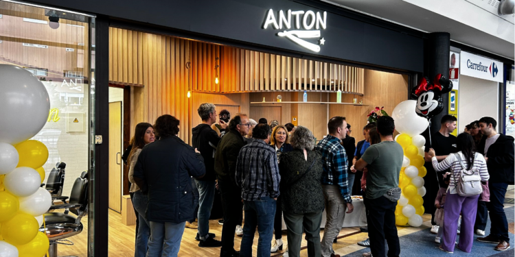 Barbería Antón ya peina en el Centro Comercial Travesía