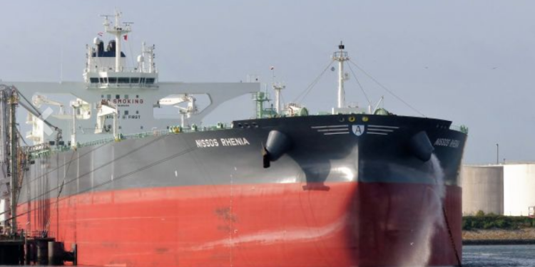 Vigilan un petrolero averiado frente a la costa de Viana do Castelo