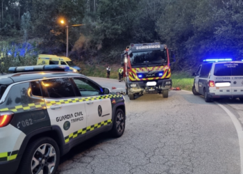 Rescatan a un hombre atrapado bajo su moto tras precipitarse 10 metros
