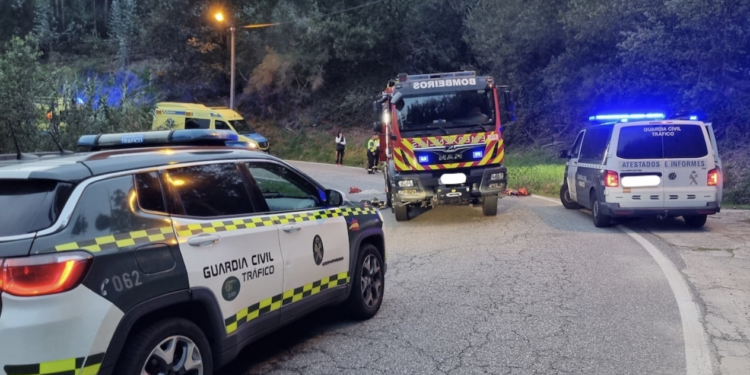 Rescatan a un hombre atrapado bajo su moto tras precipitarse 10 metros