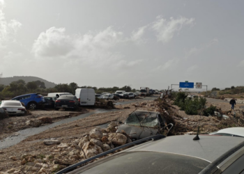 Diez policías locales salen hacia Valencia tras solicitar colaboración al Concello