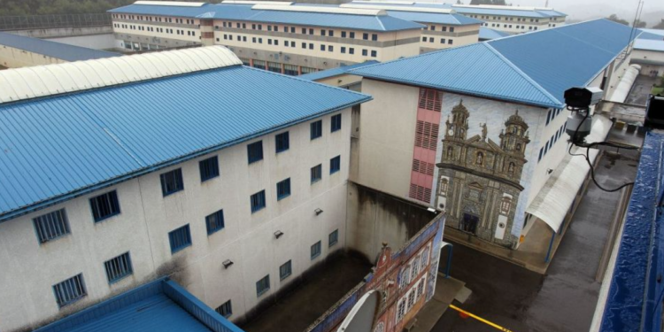 Exigen medidas de seguridad «más estrictas» en las prisiones tras la agresión a una funcionaria