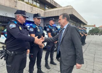 De camino a Valencia los diez policías locales de Vigo que ayudarán en las tareas de rescate