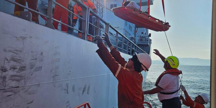 Evacúan al puerto de Vigo a un tripulante del buque Green Cooler