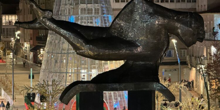 Vigo arranca la Navidad en el planeta tras un homenaje a la tragedia de Valencia