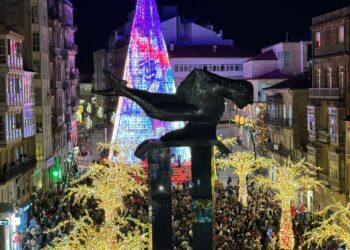 Vigo arranca la Navidad en el planeta tras un homenaje a la tragedia de Valencia