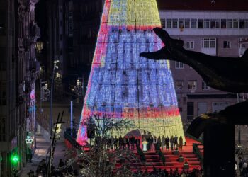 Vigo arranca la Navidad en el planeta tras un homenaje a la tragedia de Valencia