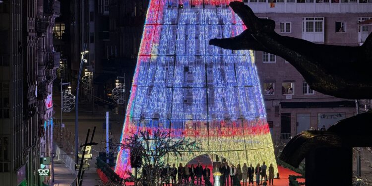 Vigo arranca la Navidad en el planeta tras un homenaje a la tragedia de Valencia
